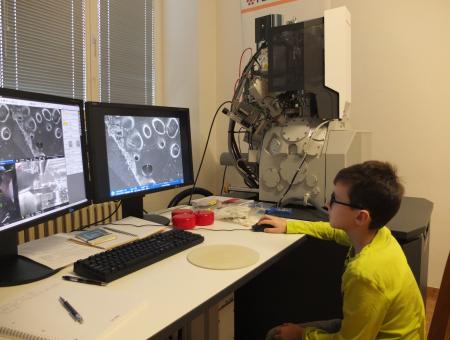 Kroužek elektronové mikroskopie