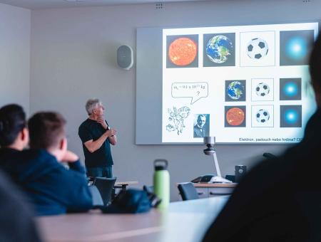 Všechno, co jste chtěli vědět o elektronové mikroskopii a báli jste se zeptat, s prof. Jiřím Spoustou