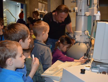 Prohlídka expozice Optika s pracovníky Thermo Fisher Scientific