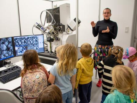 Krása kovů pod elektronovým mikroskopem